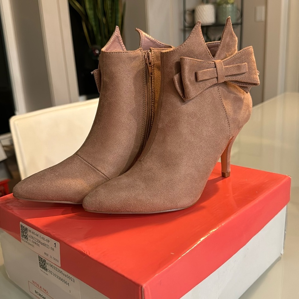 Dusty pink Coquette Girl bootie - size 6